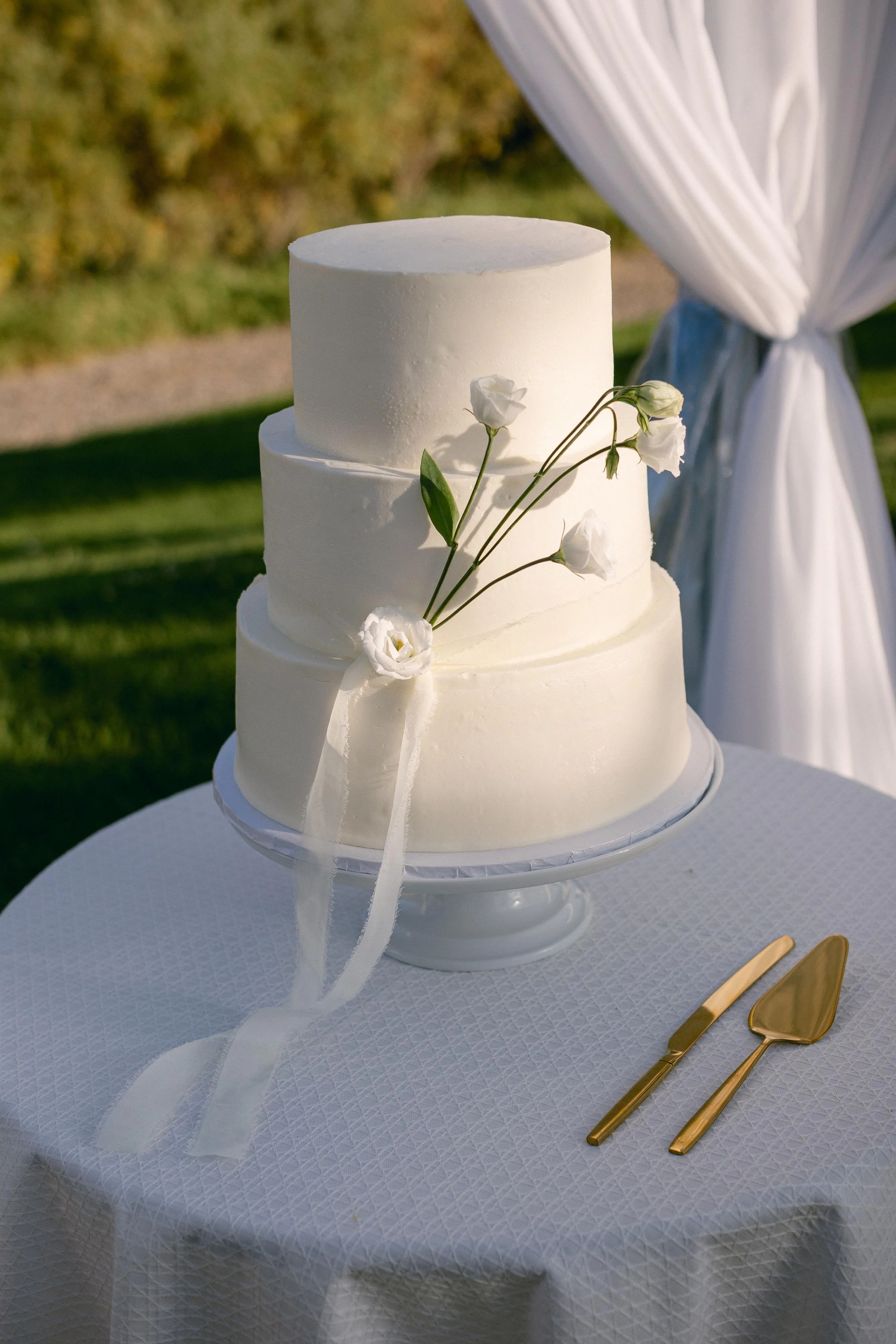 minimalist white wedding cake at a luxurious colorado wedding