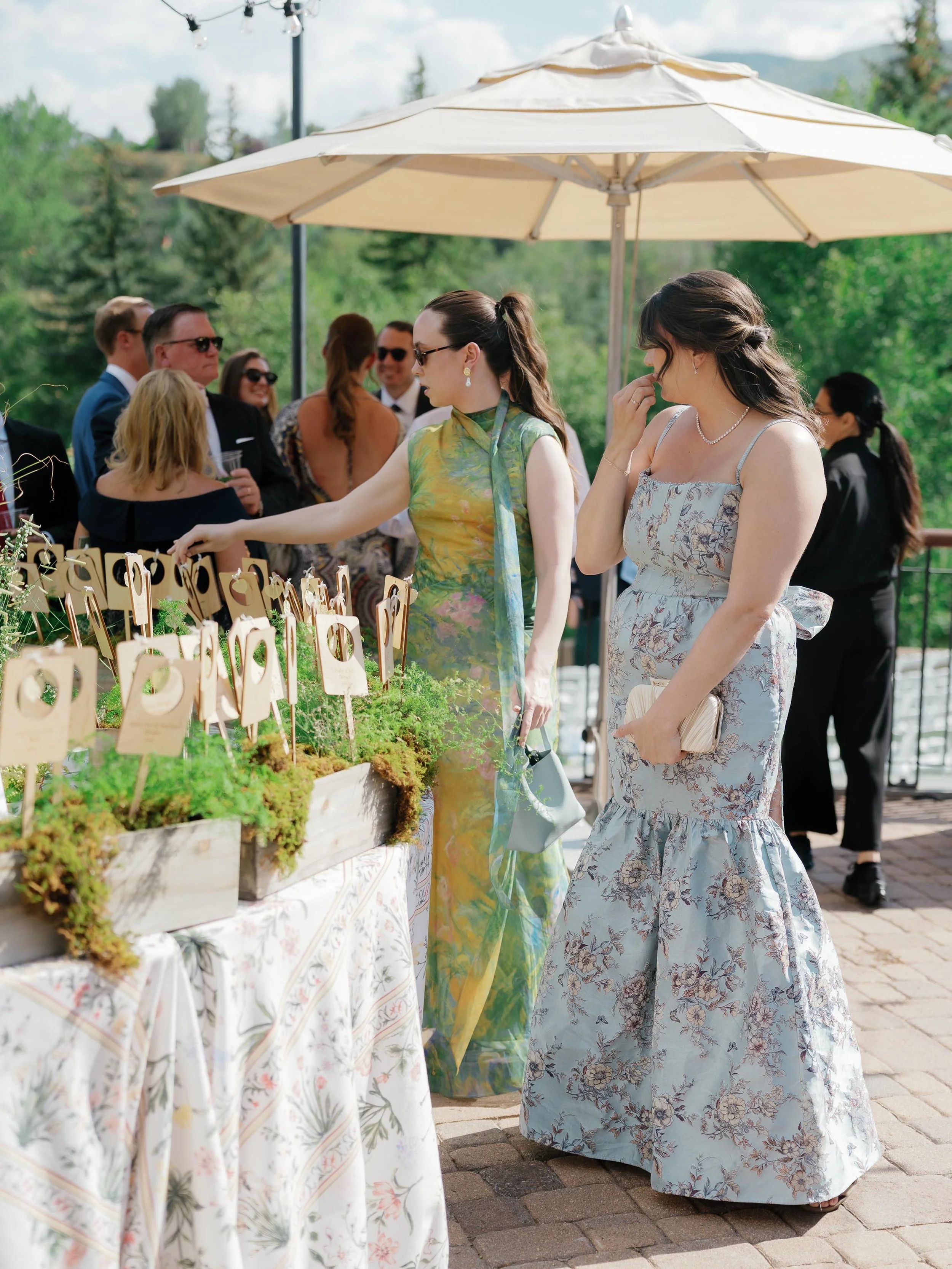 wedding guests trying to find their dinner table at a outdoor colorado wedding