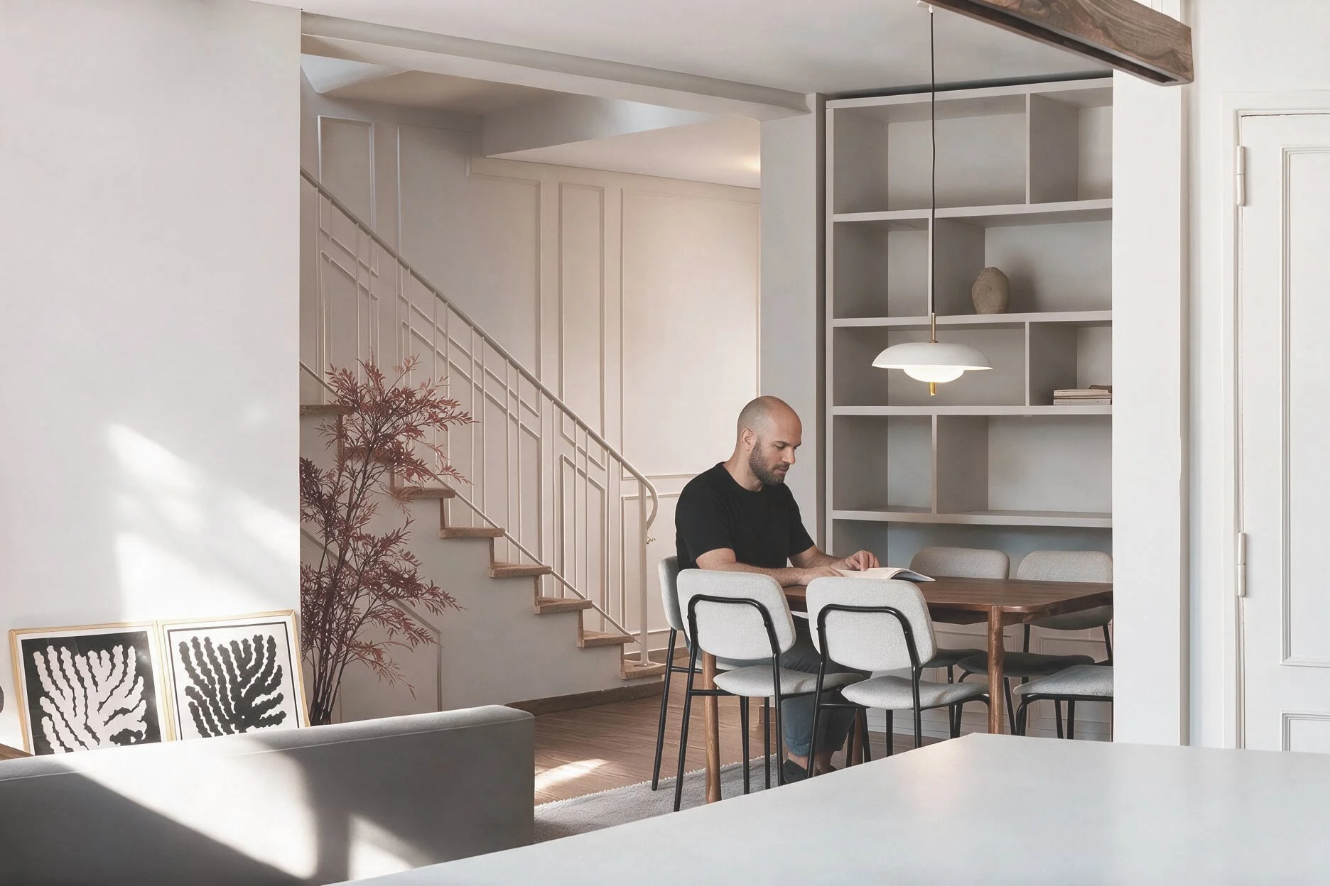Comedor minimalista en tonos neutros con mesa y sillas — proyecto de interiorismo en Buenos Aires