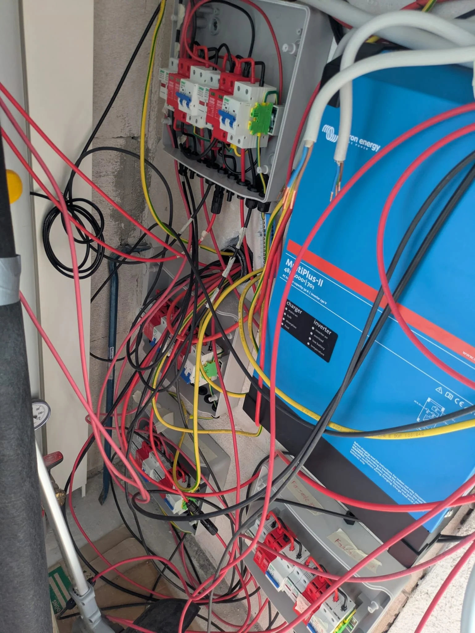 Elektrische Verkabelung und Steuerung eines Victron Energiespeichersystems