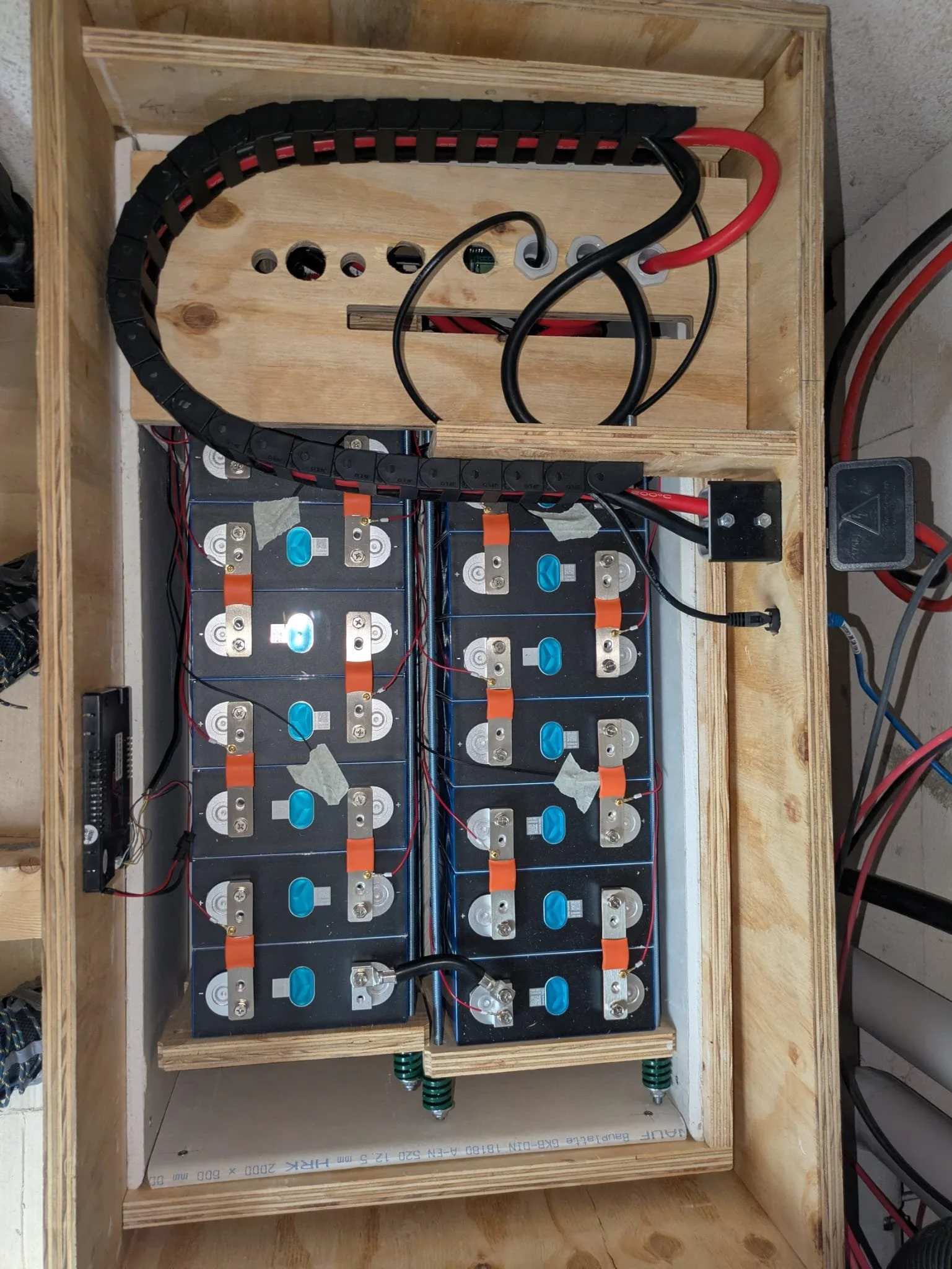 LiFePO4-Batteriespeicher mit Batteriezellen, BMS und DC-Verkabelung