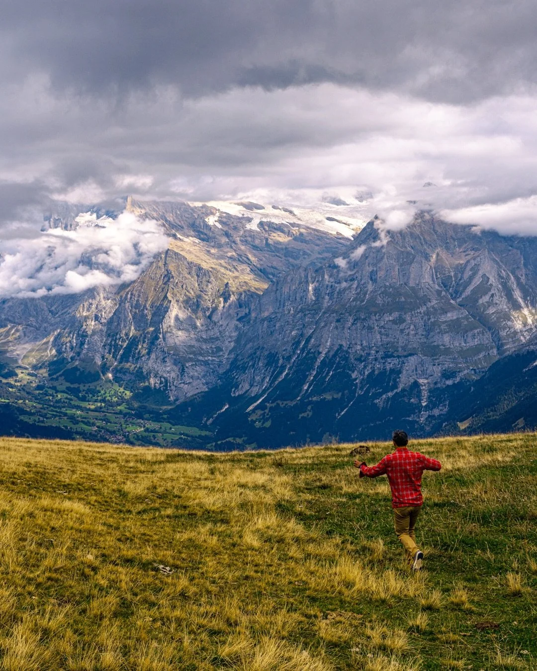 Just following the mountains. 🏔️ 

A little running through alpine meadows, a lot of stopping for photos, and a few cows along the way. 🐄

M&auml;nnlichen sits high above Wengen and Grindelwald, with some pretty ridiculous views of the Bernese Alps