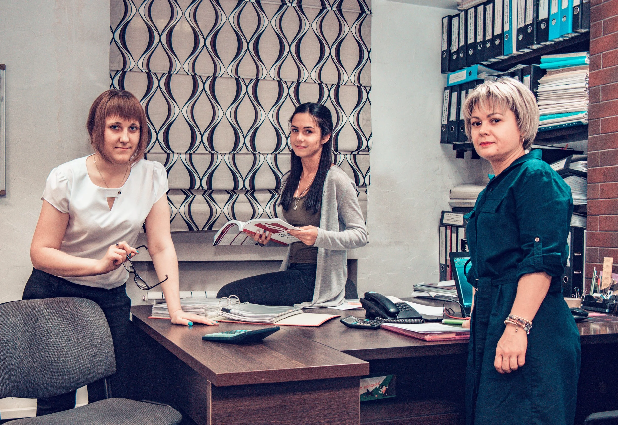 Специалисты ПЛЮС/АУДИТ за работой в офисе в Караганде
