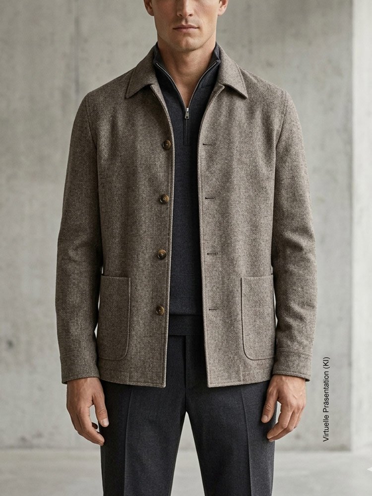 Gentleman in einer maßgeschneiderten Shacket-Jacke ohne Revers kombiniert mit einem dunklen Zip-Neck-Pullover für den modernen Office-Look im Atelier Burcu in Essen-Werden.