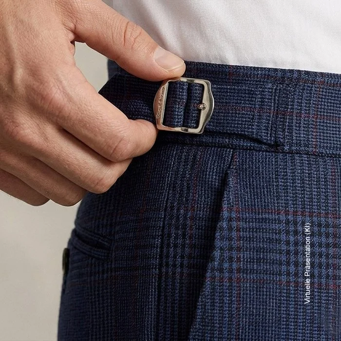 Verstellbare Seitenschnallen (Side Adjusters) am Hosenbund einer maßgeschneiderten Business-Hose.