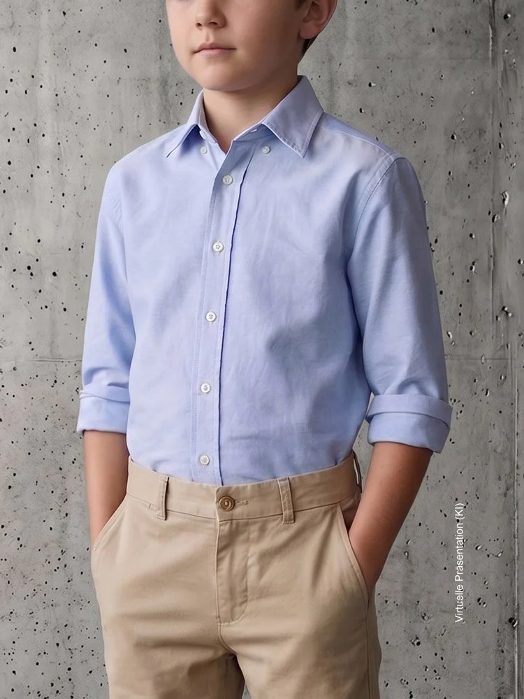 Hellblaues maßgeschneidertes Kinderhemd aus feiner italienischer Baumwolle Twill von Canclini mit Kragen, Atelier Burcu in Essen-Werden.