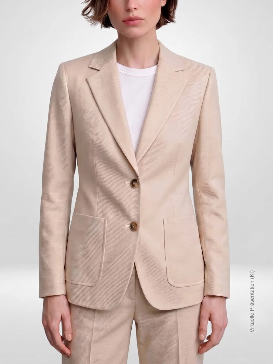 Elegant taillierter einreihiger Damen-Hosenanzug in sanftem Beige-Ton aus hochwertigem Stoff für den souveränen Business-Alltag im Atelier Burcu in Essen-Werden.
