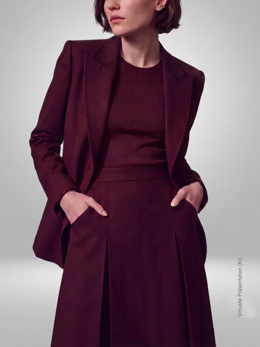 Feminines sartoriales Meisterstück in Bordeaux mit maßgeschneidertem Blazer und exakt abgestimmtem Maßrock von Atelier Burcu in Essen-Werden.