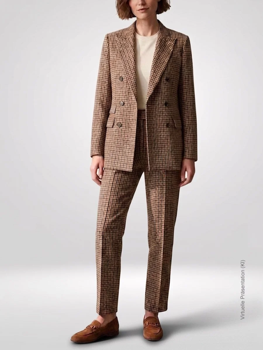 Sportlich-edles Damen-Maßanzug-Ensemble aus weicher Schurwolle im schottischen Karomuster mit zweireihigem Blazer und Maßhose von Atelier Burcu in Essen-Werden.