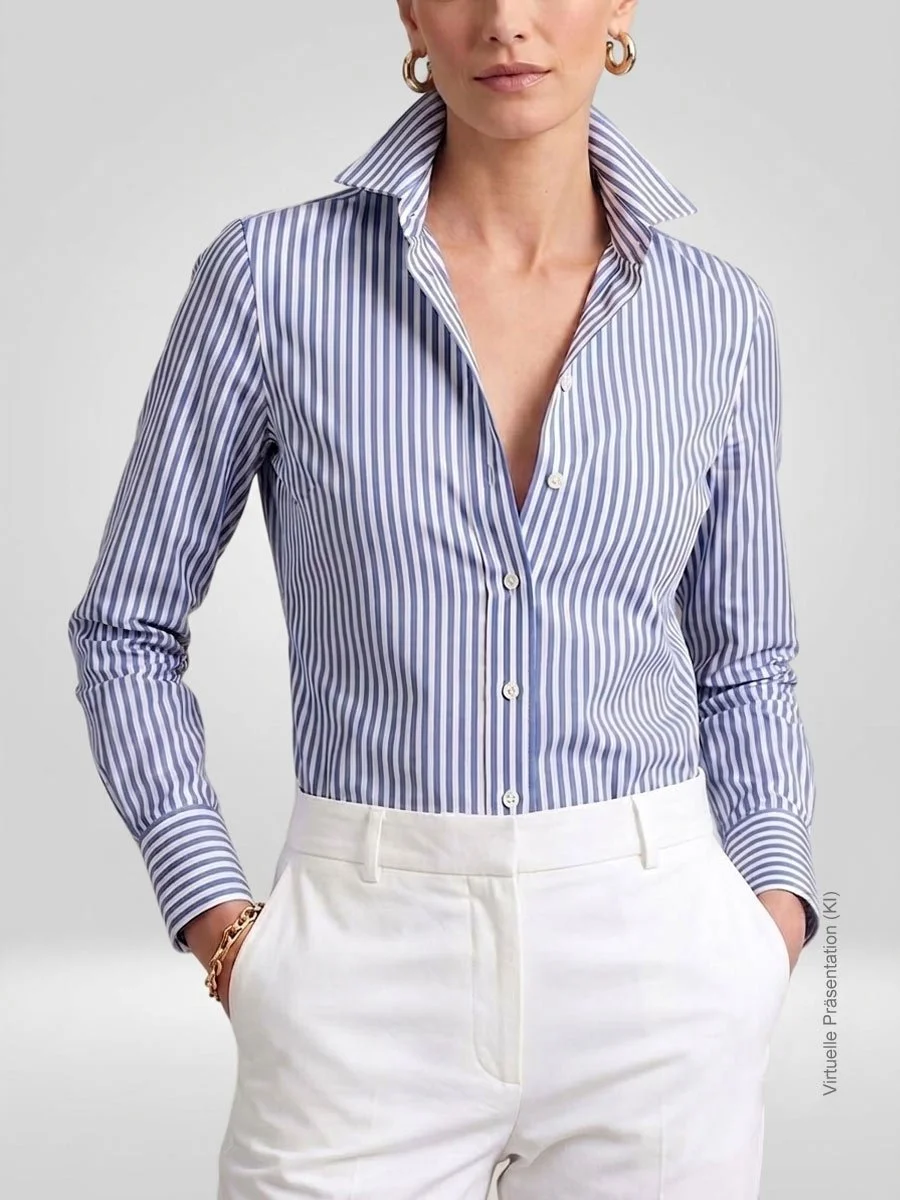 Gestreifte Slim-Fit Baumwollbluse nach Maß für Damen in Blau-Weiß mit aufstellbarem Kragen im Atelier Burcu in Essen-Werden. 