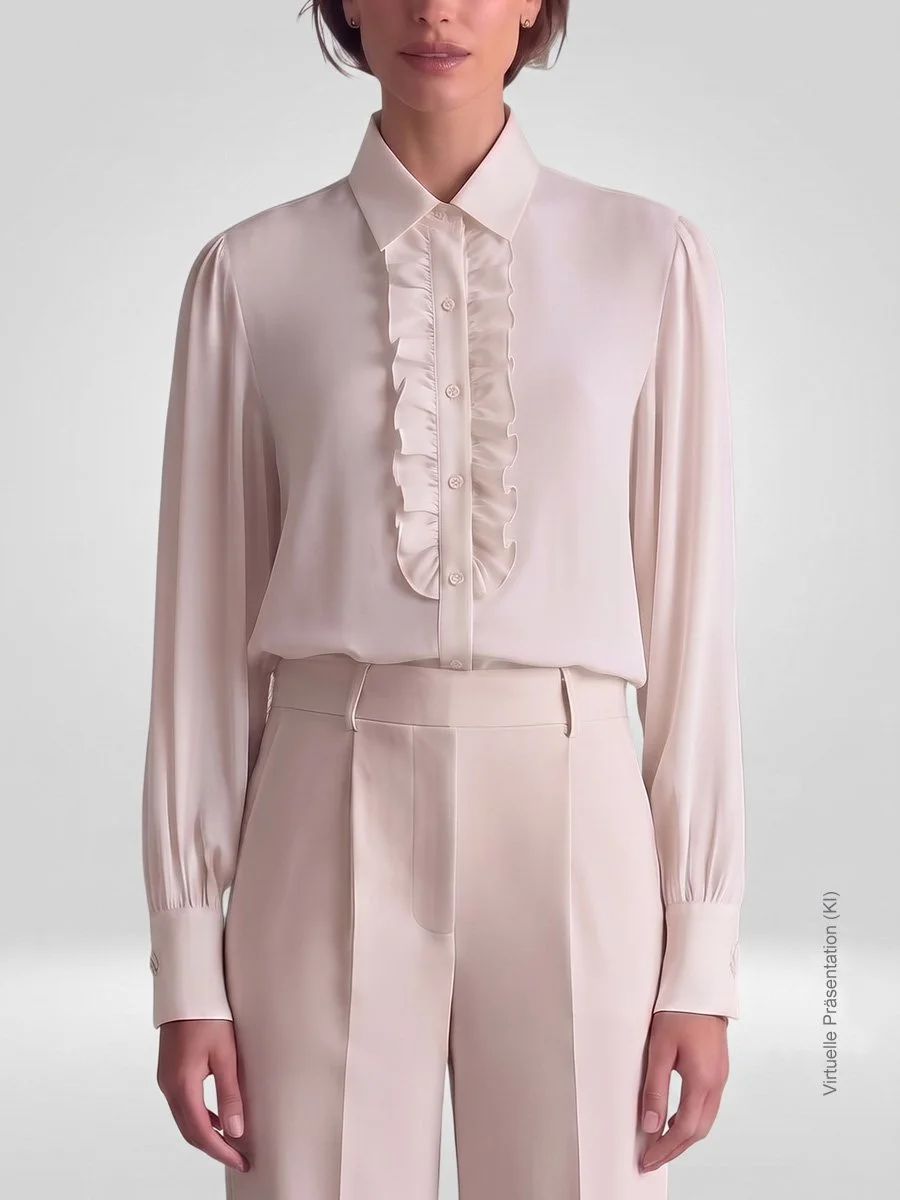 Rüschenbluse nach Maß aus feiner Seide Crêpe de Chine in Puder im Classic-Fit mit passender Maßhose im Atelier Burcu in Essen-Werden. 