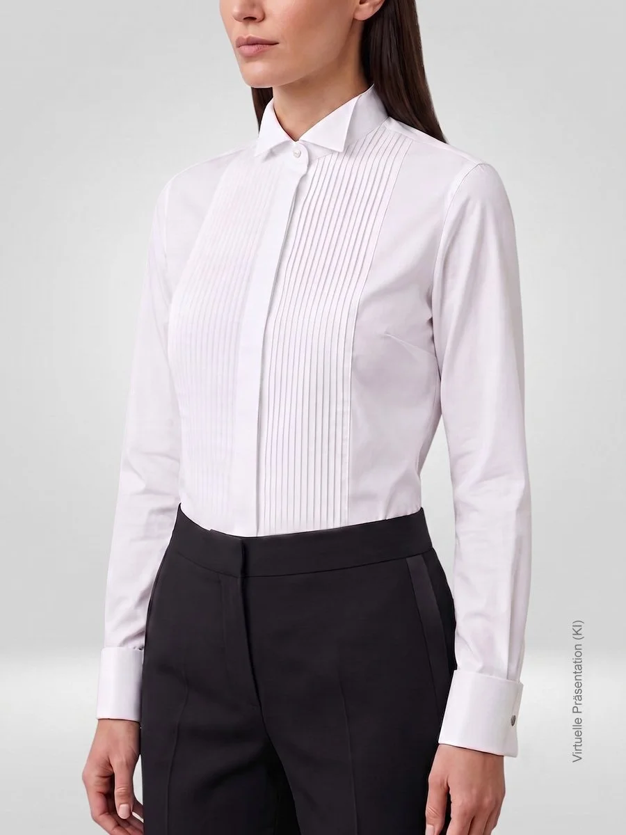 Elegante Smokingbluse nach Maß für Damen aus weißer Baumwoll-Popeline mit aufwendigem Plissee-Einsatz an der Front und Manschetten, kombiniert mit schwarzer Hose im Atelier Burcu in Essen-Werden. 