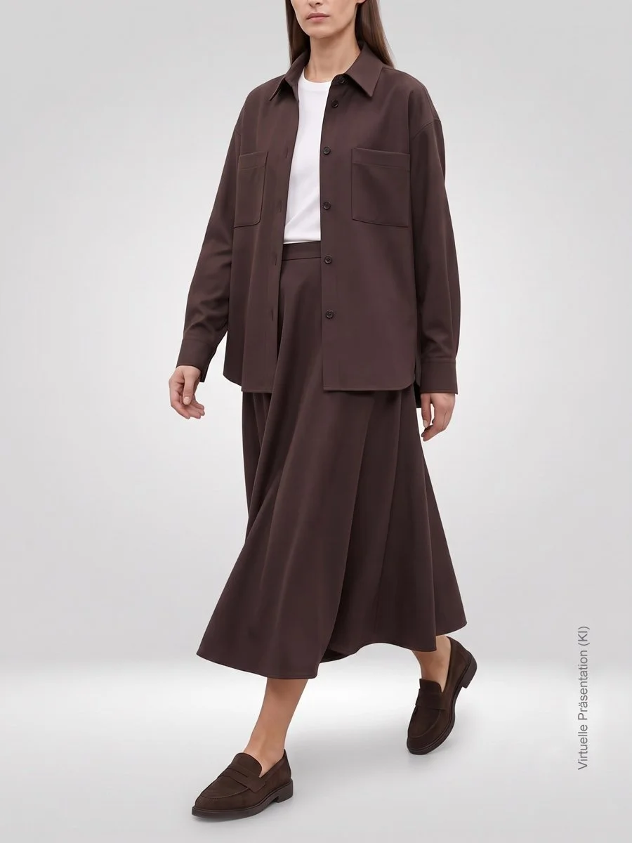 Dunkelbraune Boxy Hemdbluse nach Maß aus weichem Woll-Flanell im Relax-Fit mit aufgesetzten XL-Brusttaschen, kombiniert mit passendem Rock im Atelier Burcu in Essen-Werden. 