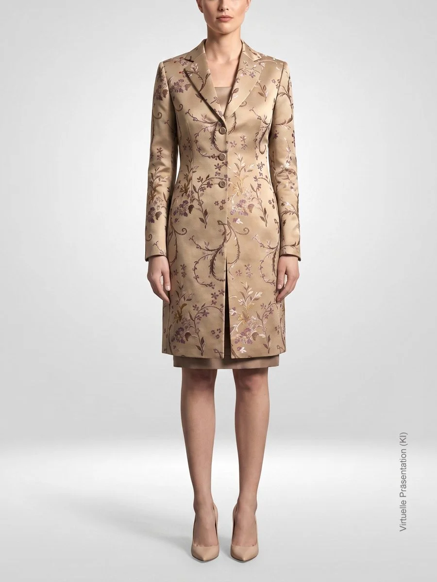 Gold-bronzenem Jacquard-Gehrock mit floralem Muster und passendem Etuikleid nach Maß, Atelier Burcu in Essen-Werden. 