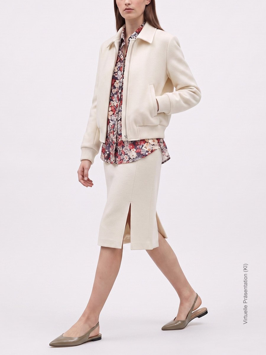 Cremefarbenes Zweiteiler-Ensemble nach Maß für Damen mit Blouson-Jacke und Bleistiftrock aus Wollloden, Atelier Burcu in Essen-Werden. 