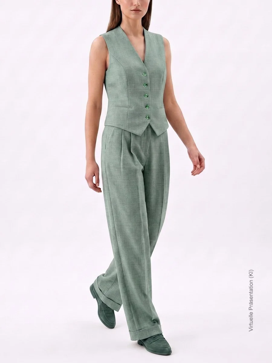 Salbeigrünes Westen-Set nach Maß für Damen aus Fresco-Stretch mit taillierter Weste und weit geschnittener Bundfaltenhose, Atelier Burcu in Essen-Werden. 