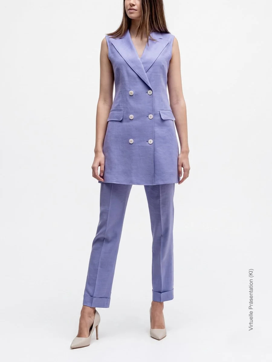 Fliederfarbenes Damen Westen-Set nach Maß aus feinem Gabardine mit langer zweireihiger Weste und schmaler Maßhose, Atelier Burcu in Essen-Werden. 