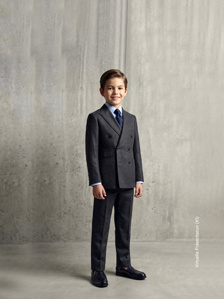Stilvoller Junge in einem maßgeschneiderten dunklen Kinderanzug mit Krawatte als Little Gentleman Look von Atelier Burcu in Essen-Werden.