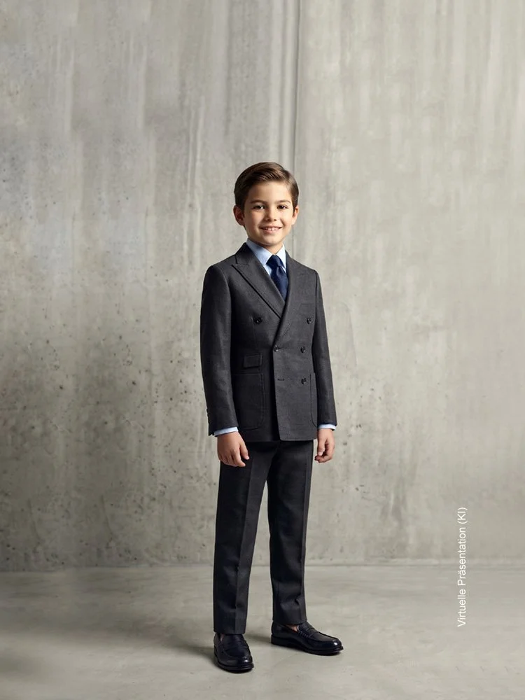 Stilvoller Junge in einem maßgeschneiderten dunklen Kinderanzug mit Krawatte als Little Gentleman Look von Atelier Burcu in Essen-Werden.
