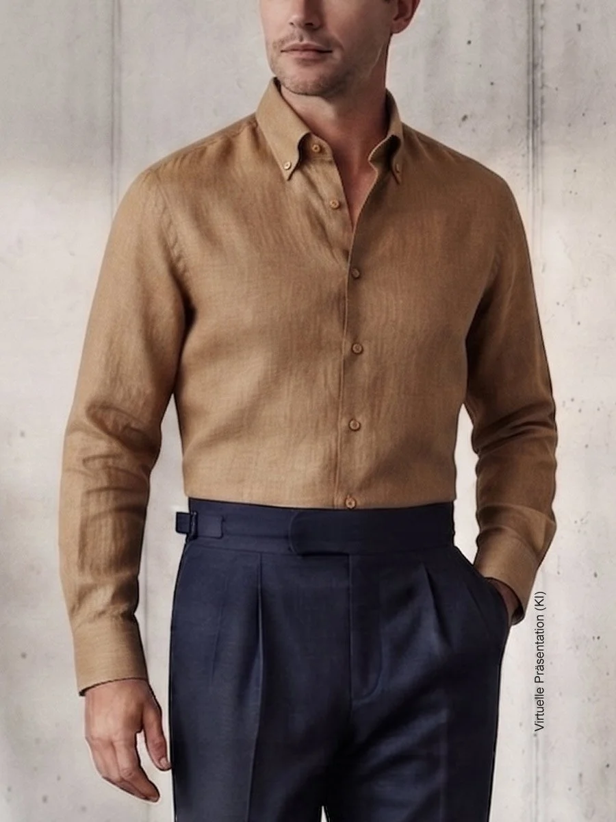 Detailansicht eines maßgeschneiderten braunen Hemdes mit Button-Down-Kragen und dunkler Bundfaltenhose zur Veranschaulichung der Maßhemd-Anatomie im Atelier Burcu in Essen-Werden.