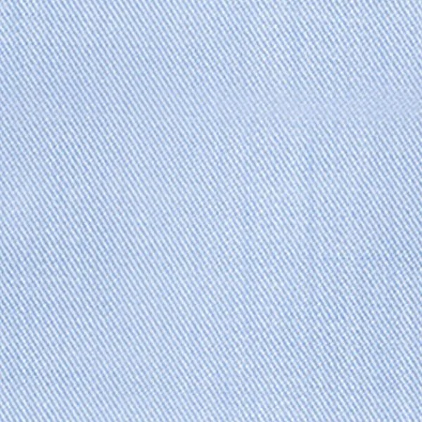 Detaillierte Makro-Ansicht der hellblauen Twill-Struktur für bügelleichte maßgeschneiderte Hemden, Atelier Burcu in Essen-Werden.
