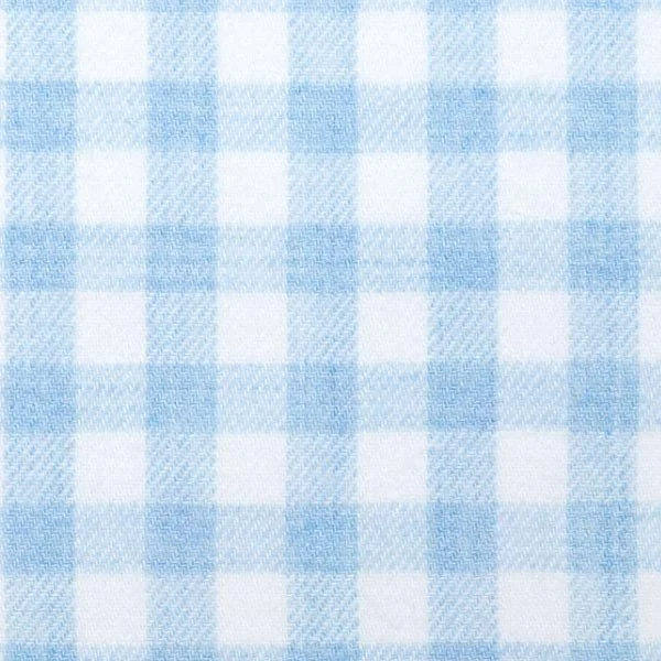 Nahaufnahme der weichen, aufgerauten Flanell-Struktur für karierte Winter-Maßhemden aus über 500 Stoffen, Atelier Burcu in Essen-Werden.