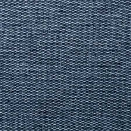 Detailansicht der melierten Chambray-Struktur für dunkelblaue lässige Maßhemden aus dem Atelier Burcu in Essen-Werden. 