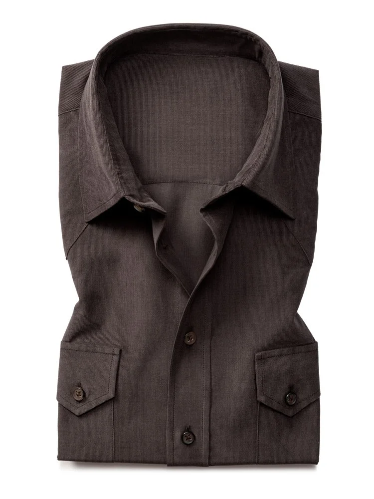 Maßgeschneidertes Casual-Leinenhemd mit aufgesetzten Doppeltaschen im Workwear-Style, Atelier Burcu in Essen-Werden. 