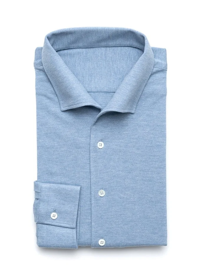 Hellblaues Slim-Fit Maßhemd mit einteiligem Kragen aus atmungsaktivem Piqué mit Waffelstruktur und einteiliger angeschnittener Kragen, Maßkonfektion Atelier Burcu in Essen-Werden. 