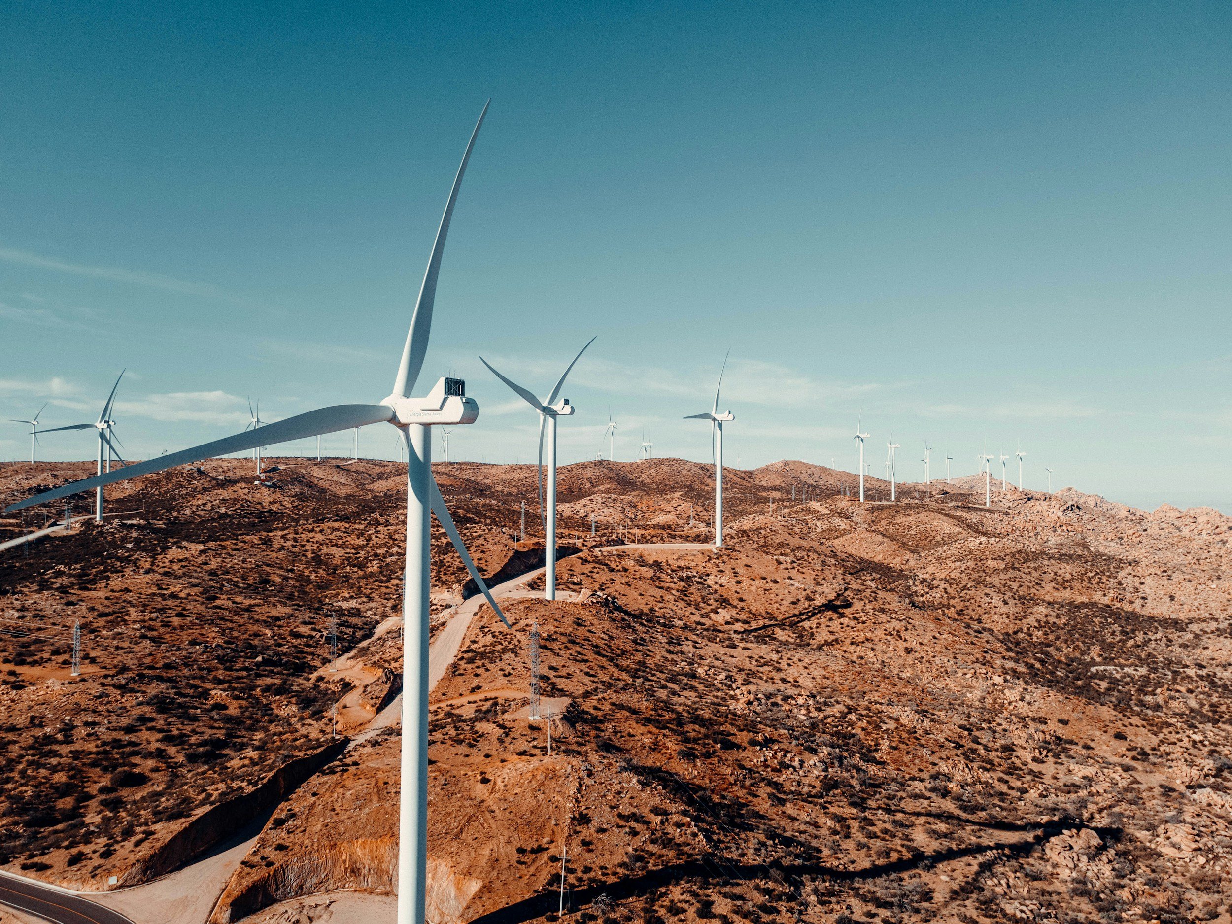 Proyecto de energía eólica relacionado con derecho energético, regulación ambiental y desarrollo territorial en México.