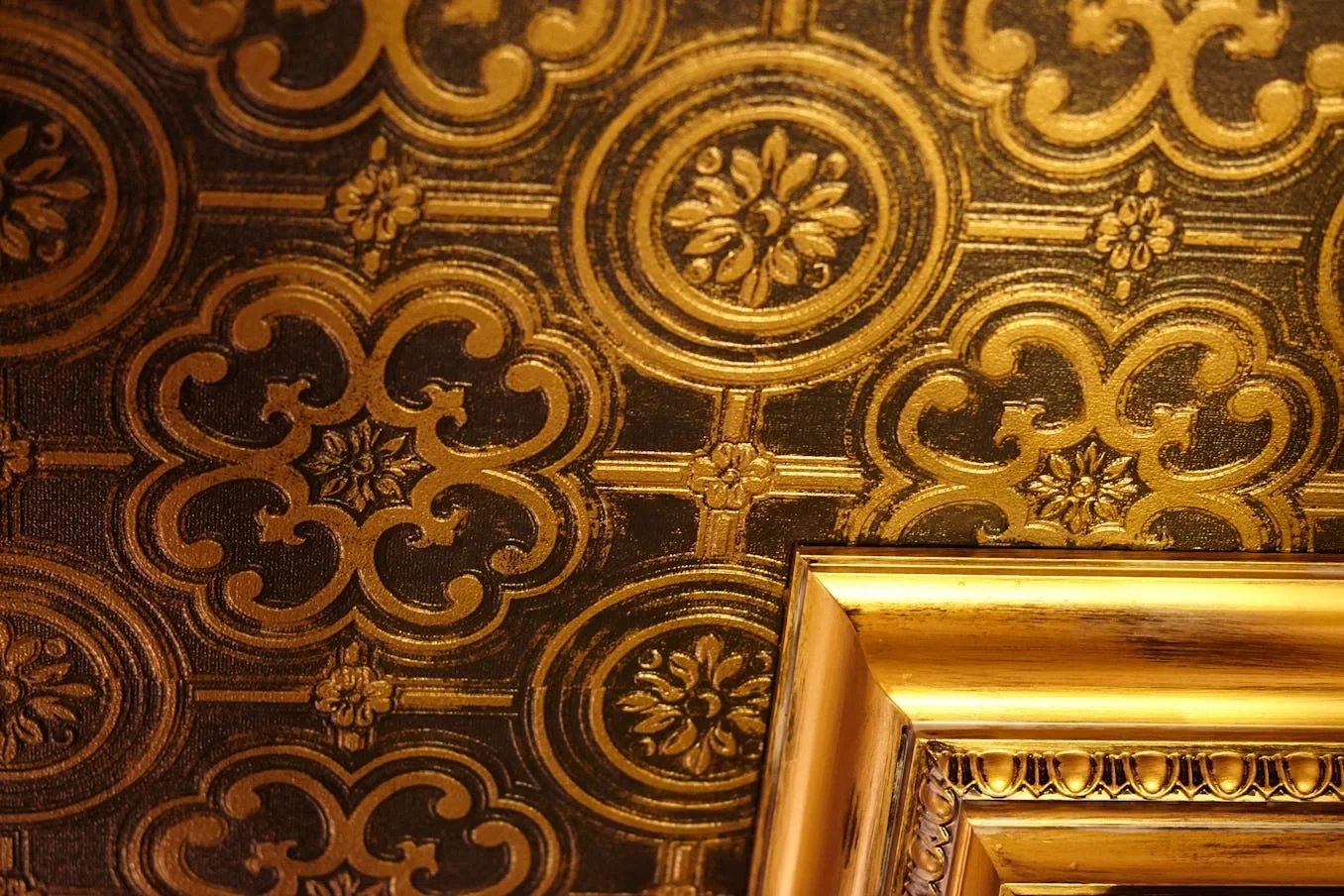 gaspar-detail-ceiling.webp