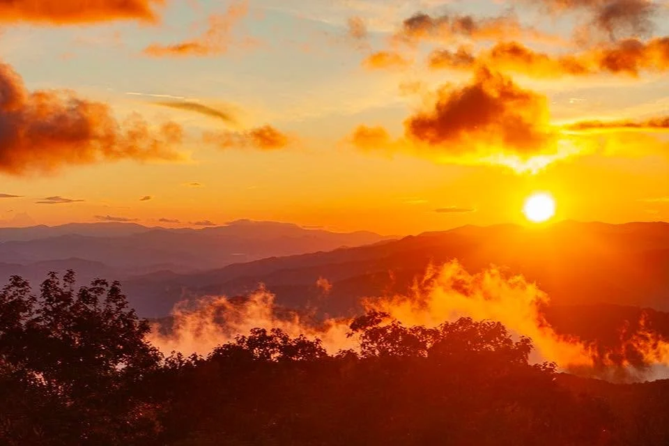 Amazing sunset on the parkway, feel like the clouds mimic flame a little 🔥 the only problem with these moments are how fast they pass&hellip;but another is right around the corner.