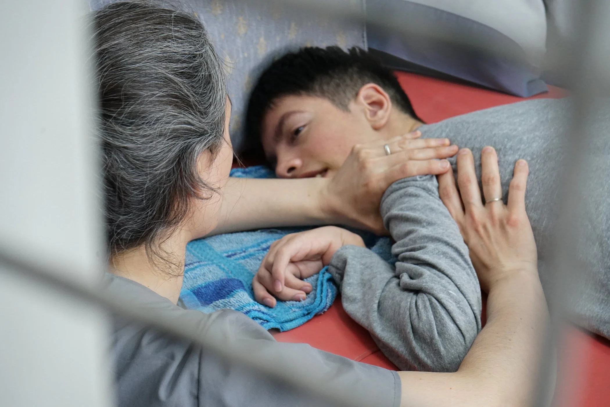 Terapeuta acompañando a un adolescente en sesión de rehabilitación en MOTUS