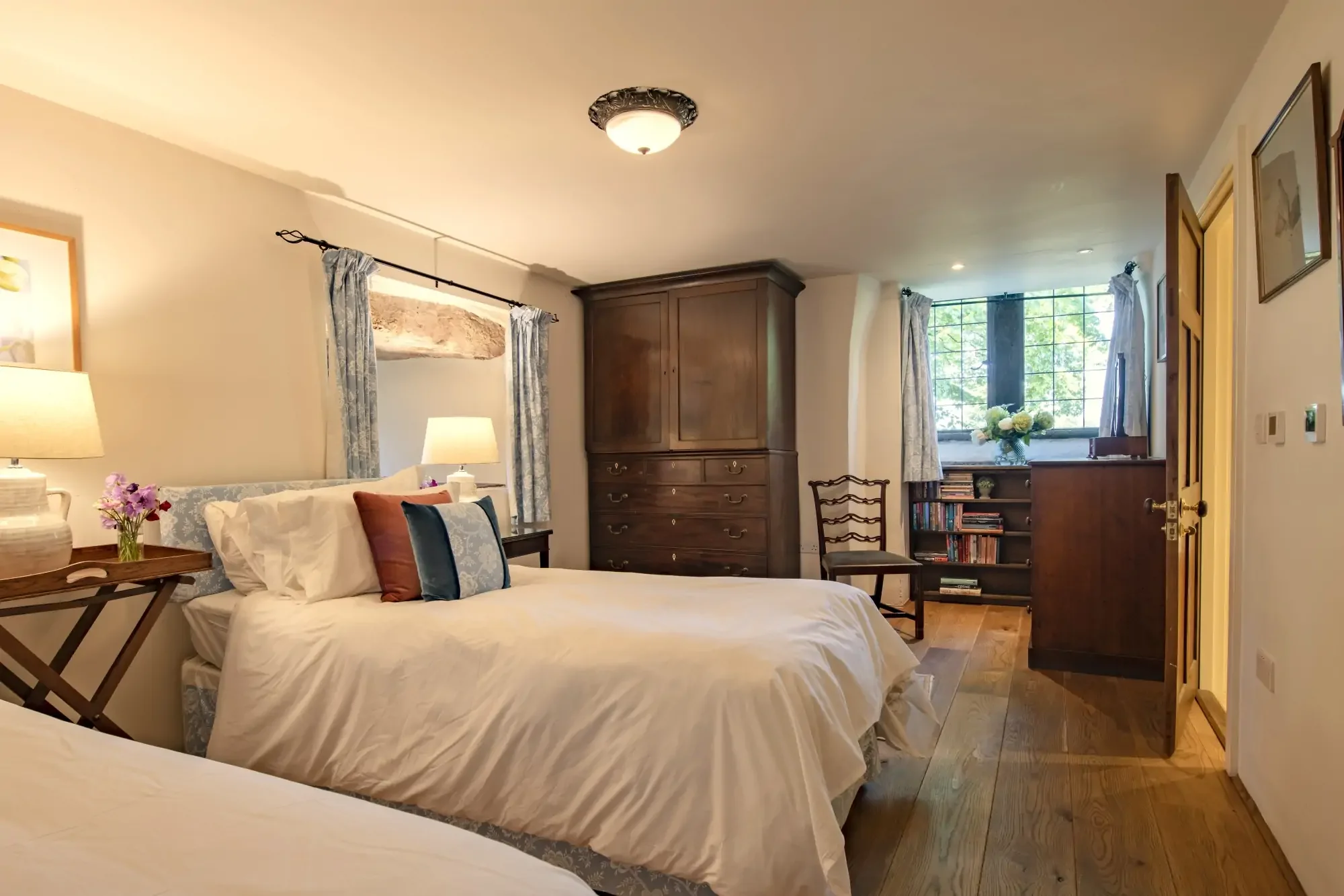 Blencowe-Hall-Adam-de-Blencowe-ensuite-with-zip-and-link.webp