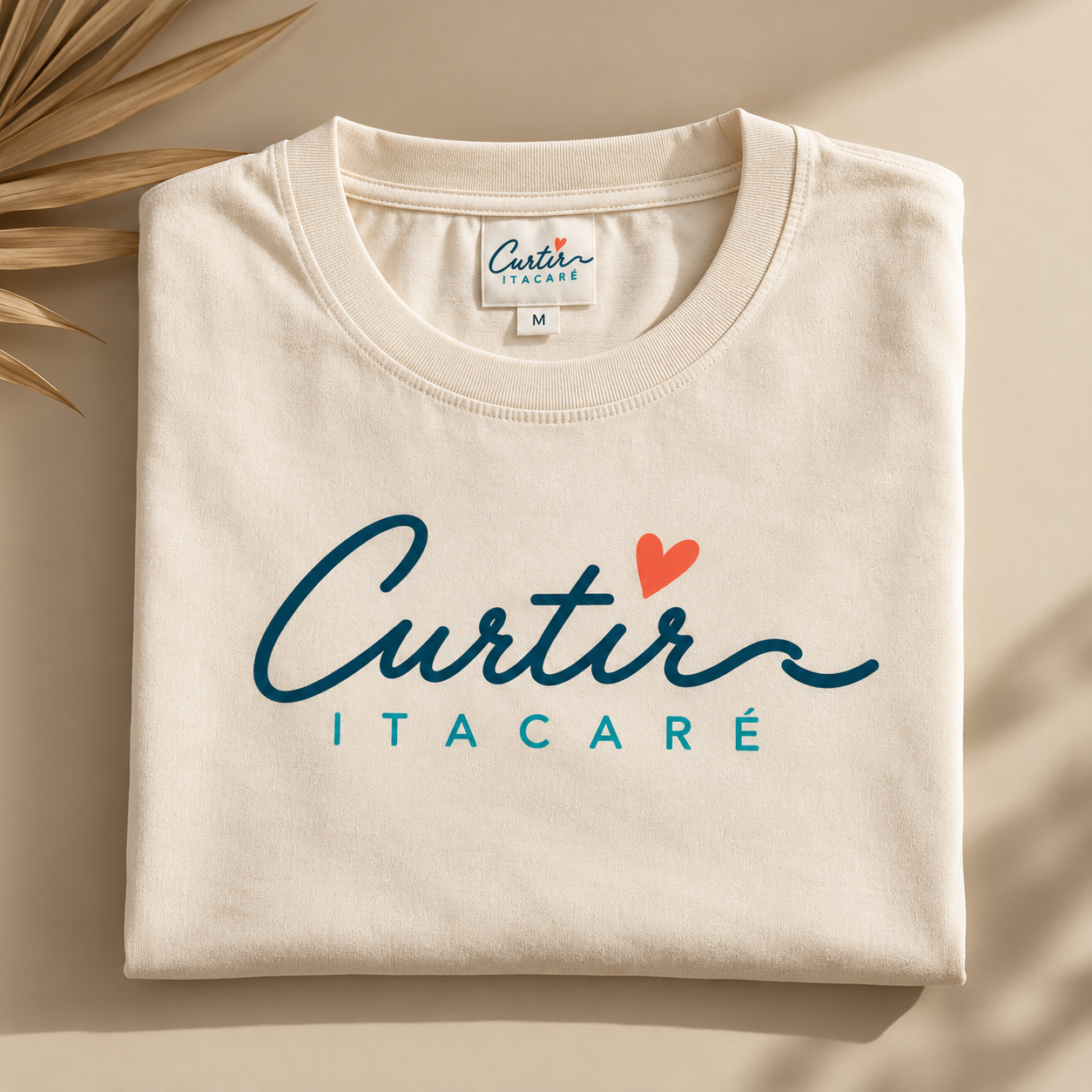 Camisa branca dobrada com o logo "Curtir Itacaré" em destaque, com um coração vermelho acima da palavra "Curtir".