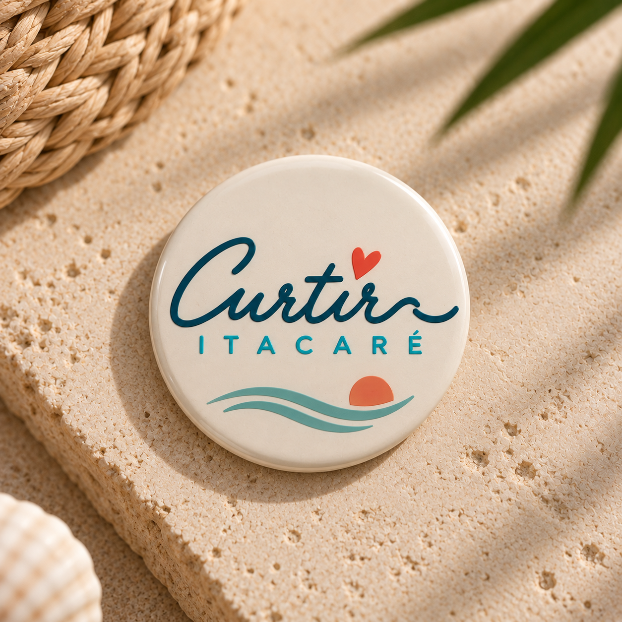 Logotipo do empreendimento 'Curtir Itacaré' em uma placa redonda com fundo branco, incluindo texto estilizado com um coração vermelho, uma representação do sol e ondas azuis, sobre areia.