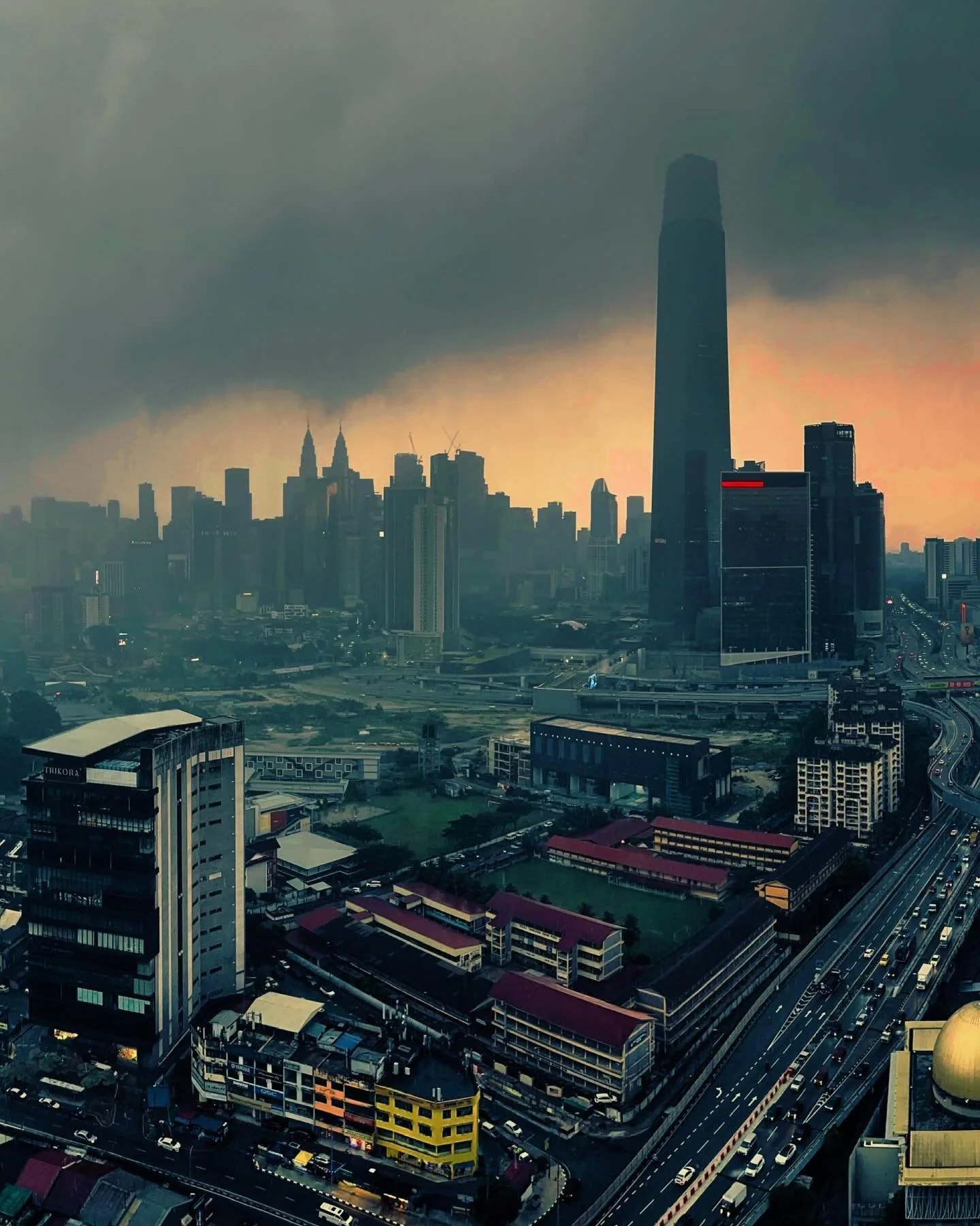 Malaysia

Georgetown zuerst. Chinesische Tempelgassen, indische Gew&uuml;rzl&auml;den, koloniale Fassaden, auf denen die Farbe bl&auml;ttert wie alte Haut. Man l&auml;uft und schwitzt.
Die Hitze in Malaysia ist kein Wetter, sie ist ein Zustand. Schon