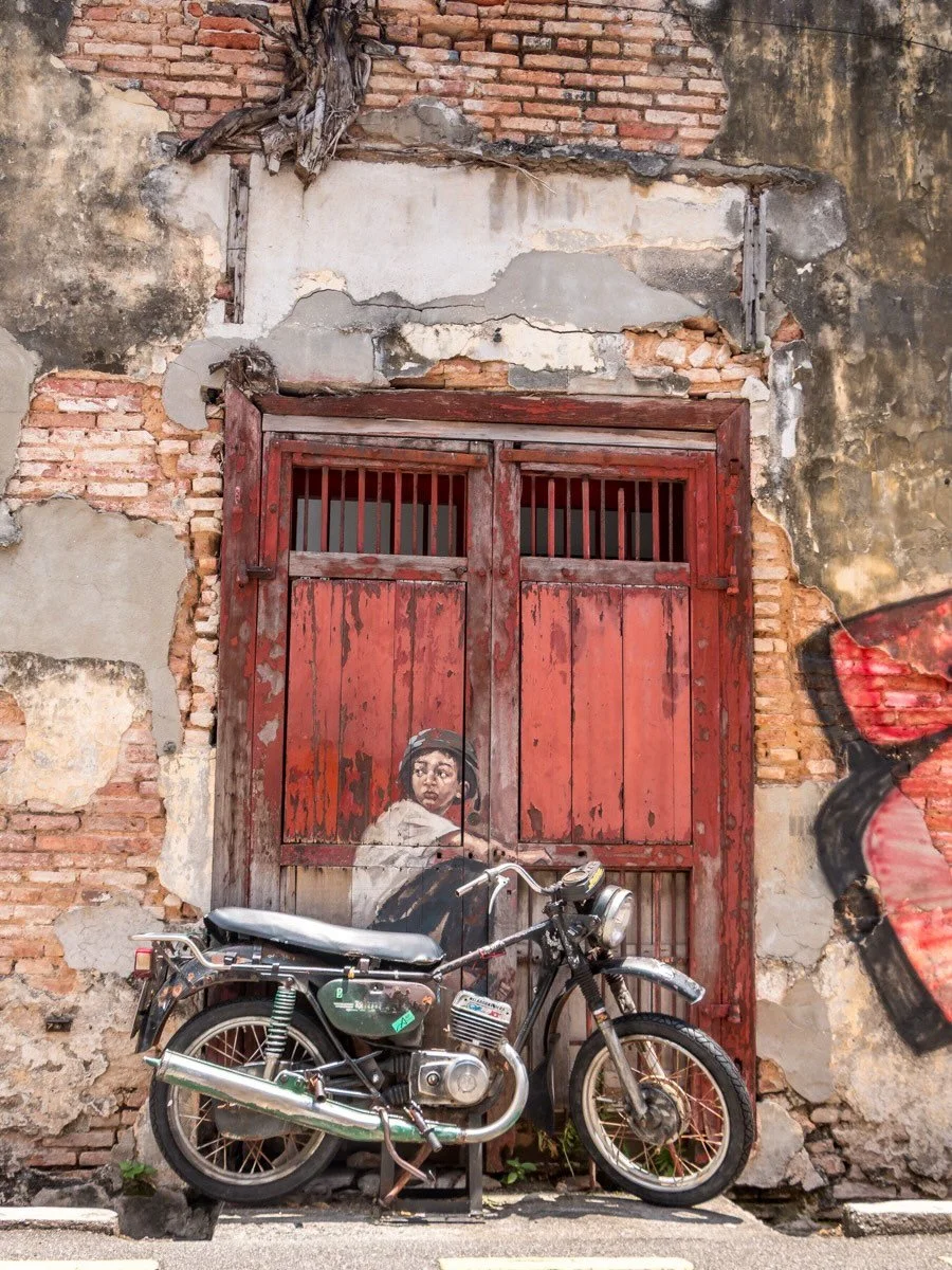 Georgetown 

Street Art woanders: illegal, nachtaktiv, verg&auml;nglich. In Georgetown: ausgeschildert, restauriert, instagrammt. 🎨

Eine Stadt, die ihre W&auml;nde zur Kunstgalerie macht und trotzdem lebt, lacht, hupt und parkt. Georgetown braucht 