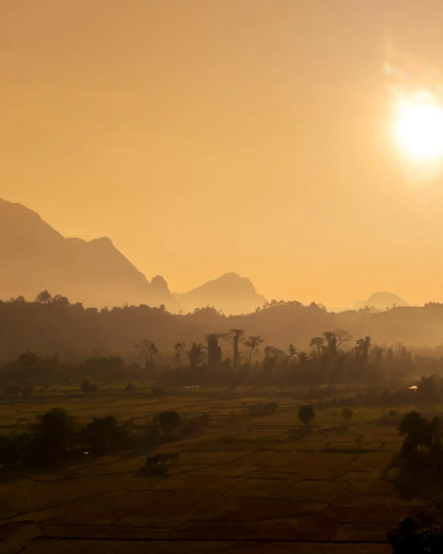 Vang Vieng 

F&uuml;r diese Sonnenaufg&auml;nge stehe ich freiwillig fr&uuml;h auf.  Die Sonnenunterg&auml;ngen nicht minder verr&uuml;ckt sch&ouml;n. Farben in Goldgelb. Leuchtend.