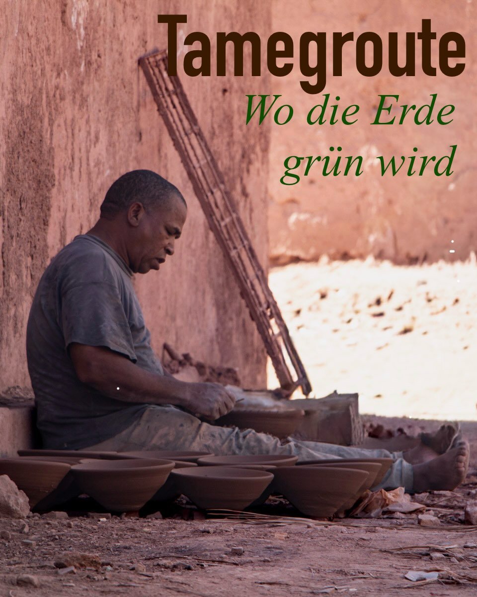 TAMEGROUTE &ndash; WO DIE ERDE GR&Uuml;N WIRD

Am Rand der Sahara, dort, wo das Draa-Tal langsam in die Farben der W&uuml;ste &uuml;bergeht, liegt Tamegroute. Ein Ort, an dem Erde, H&auml;nde und Feuer seit Jahrhunderten zusammenarbeiten.

Hier wird 