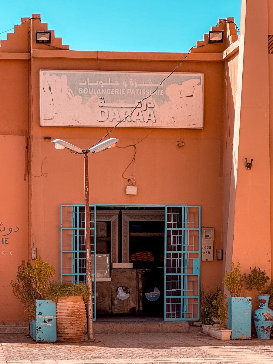 Boulangerie &amp; Patisserie

In Marokko keine B&auml;ckerei, sondern eine Falle. Man geht rein, um kurz ein Brot zu kaufen und kommt raus mit einer Schachtel voller Gl&uuml;ck und dem festen Vorsatz, morgen weniger zu essen.