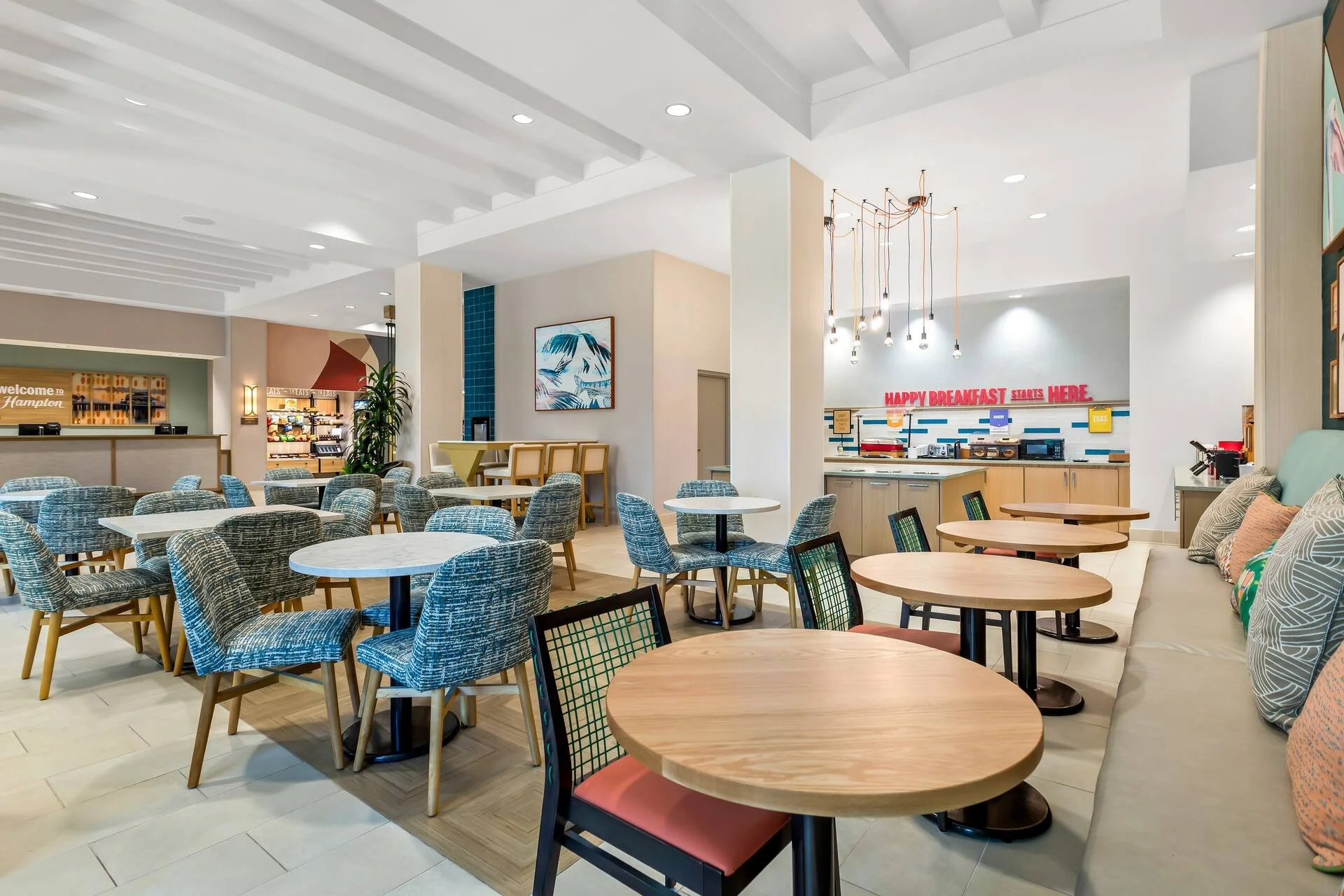 piehs-diningarea-2.jpg