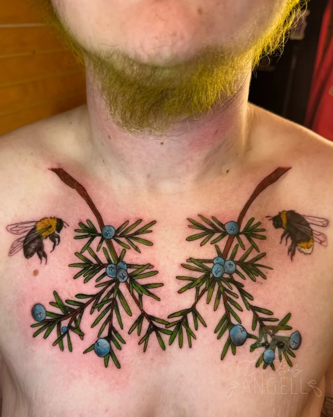 🪾Juniper branches for my sweet Juniper Bee ( @chaos_goblin_vibes )
🐝 We added a carpenter Bee on the right and a big ol fat honeybee on the left. It&rsquo;s also really special because these sweet Juniper berries cover some scars that they had on t