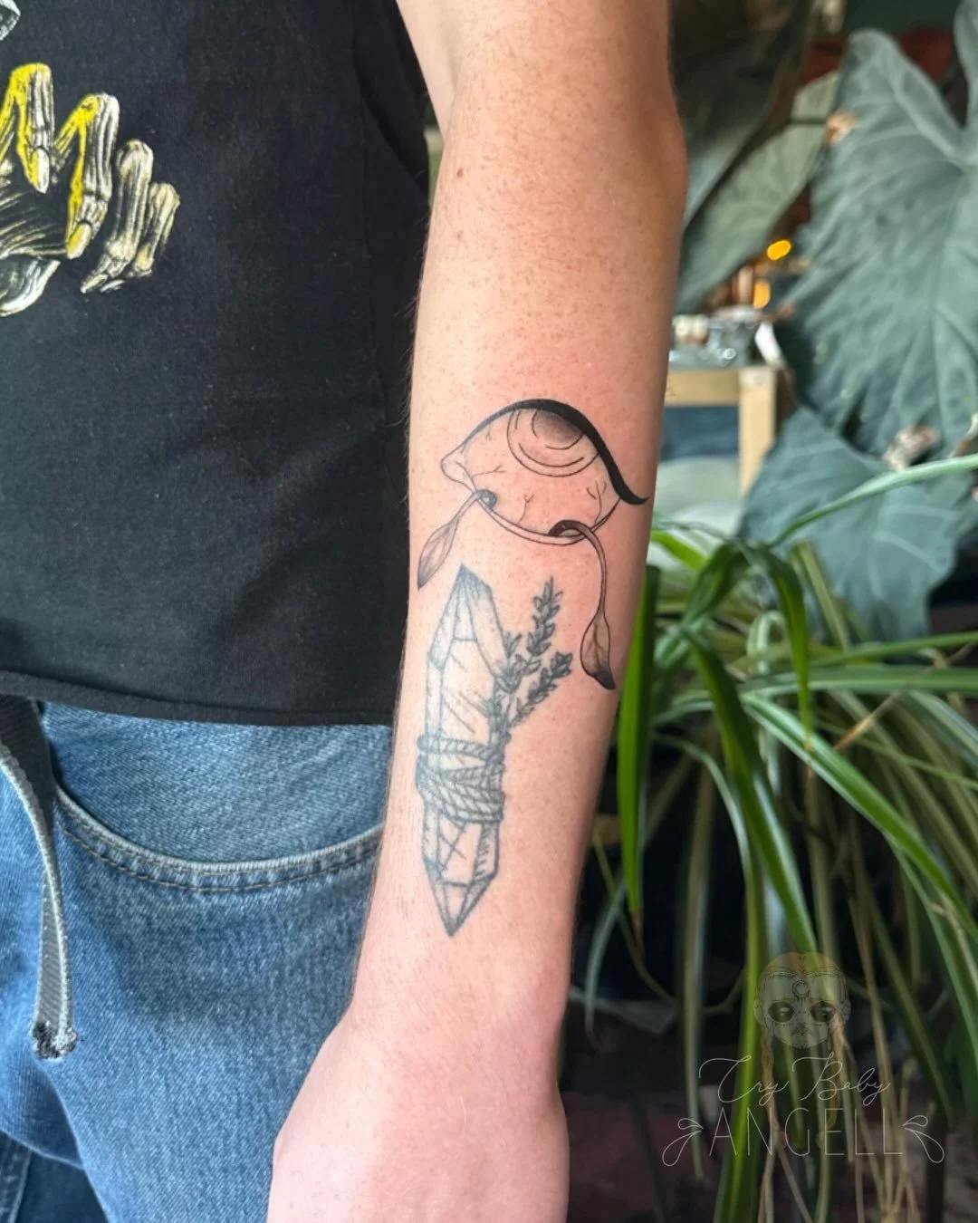 Thank you Nikki ( @nikki.clouds ) for being so cool and snagging this flash from me. ❤️ 

Hello! I&rsquo;m Angell. I&rsquo;m a tattoo artist in Aurora, Colorado at @deadlettertattoo I also work in Parachute, Colorado 6 days a month at @sadcircusstudi