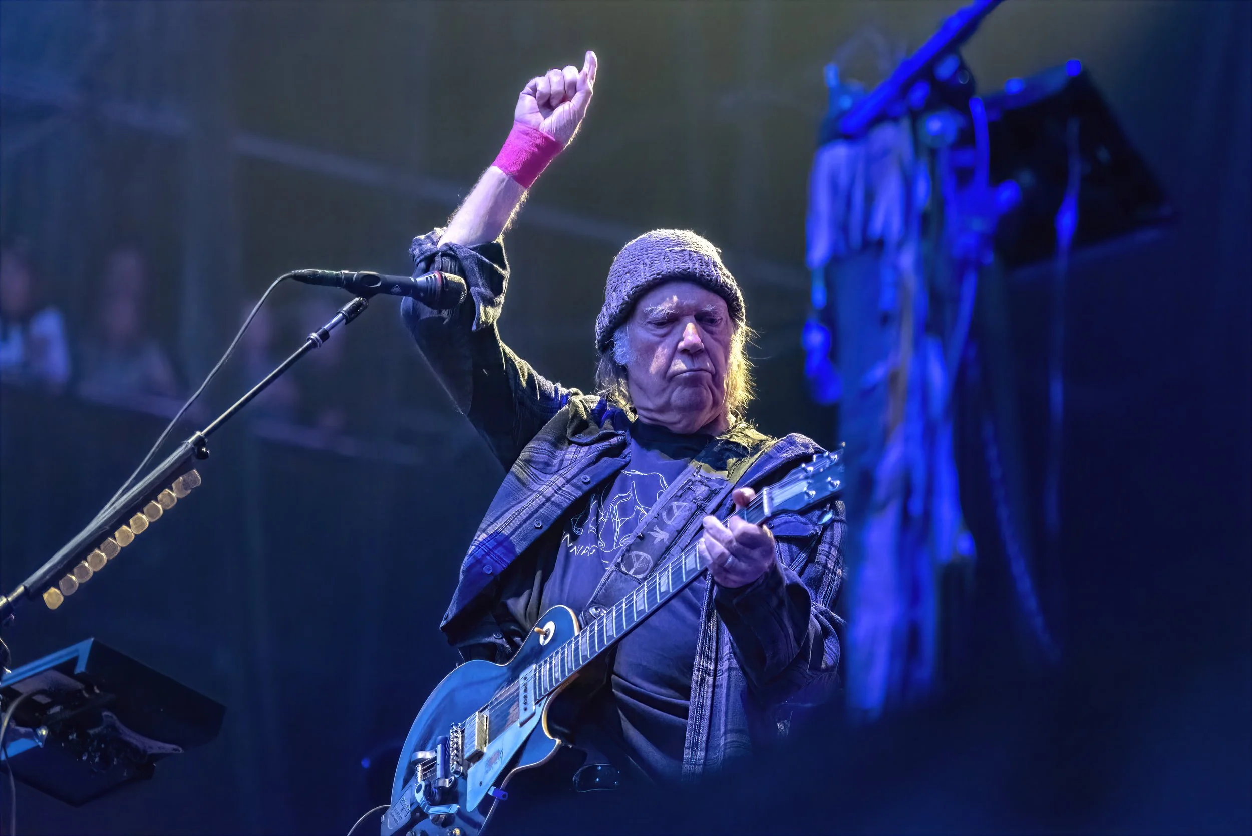 Neil Young DSC_8271-DeNoiseAI-severe-noise-SharpenAI-motion-topaz-wonder-sharpen-denoise-lighting.jpeg