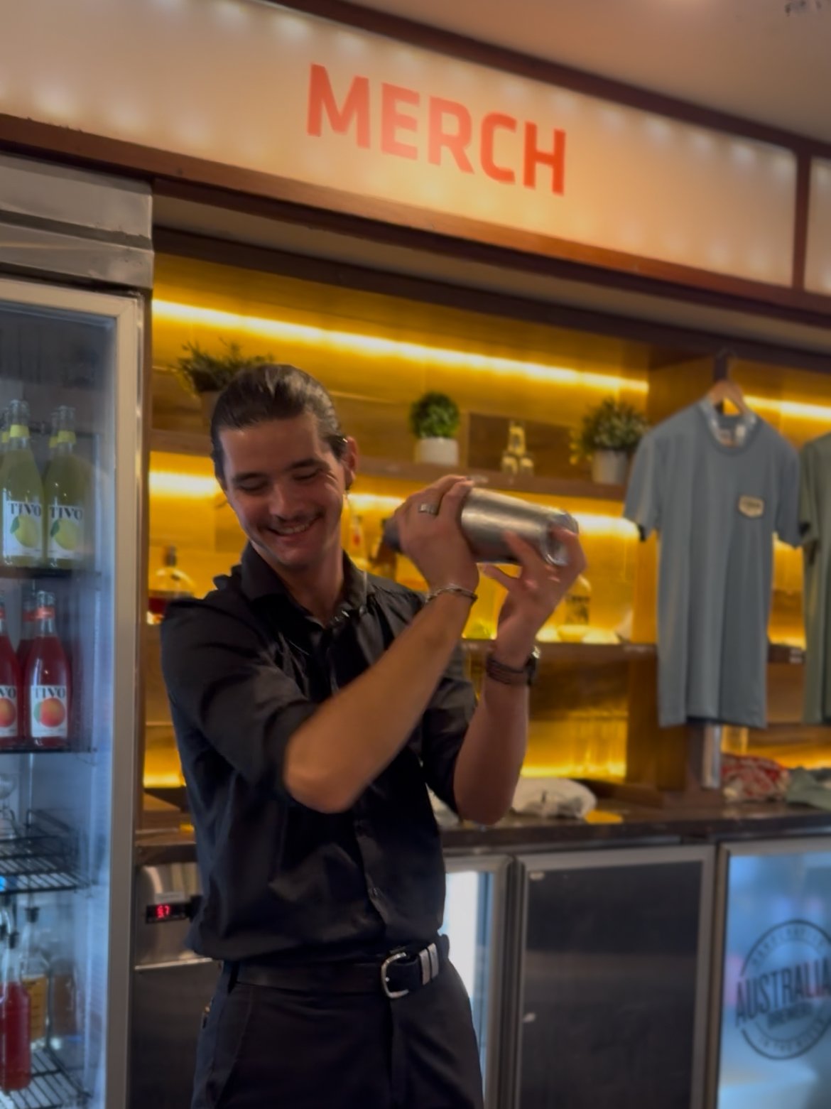 Cocktail. Mixology. Events. Drinks. Cocktail shake. Double Shake.