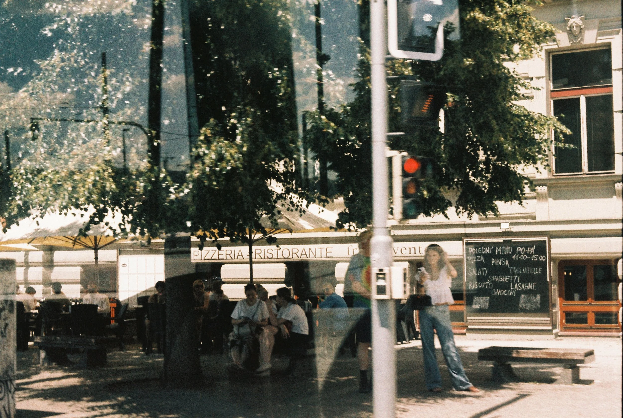  I took this one from a moving tram. People enjoying delicious pizza in the shade of the trees. __ این عکس رو از توی تراموای در حال حرکت گرفتم. مردم زیر سایه‌ی درخت‌ها دارن از پیتزاهای خوشمزه لذت می‌برن. 