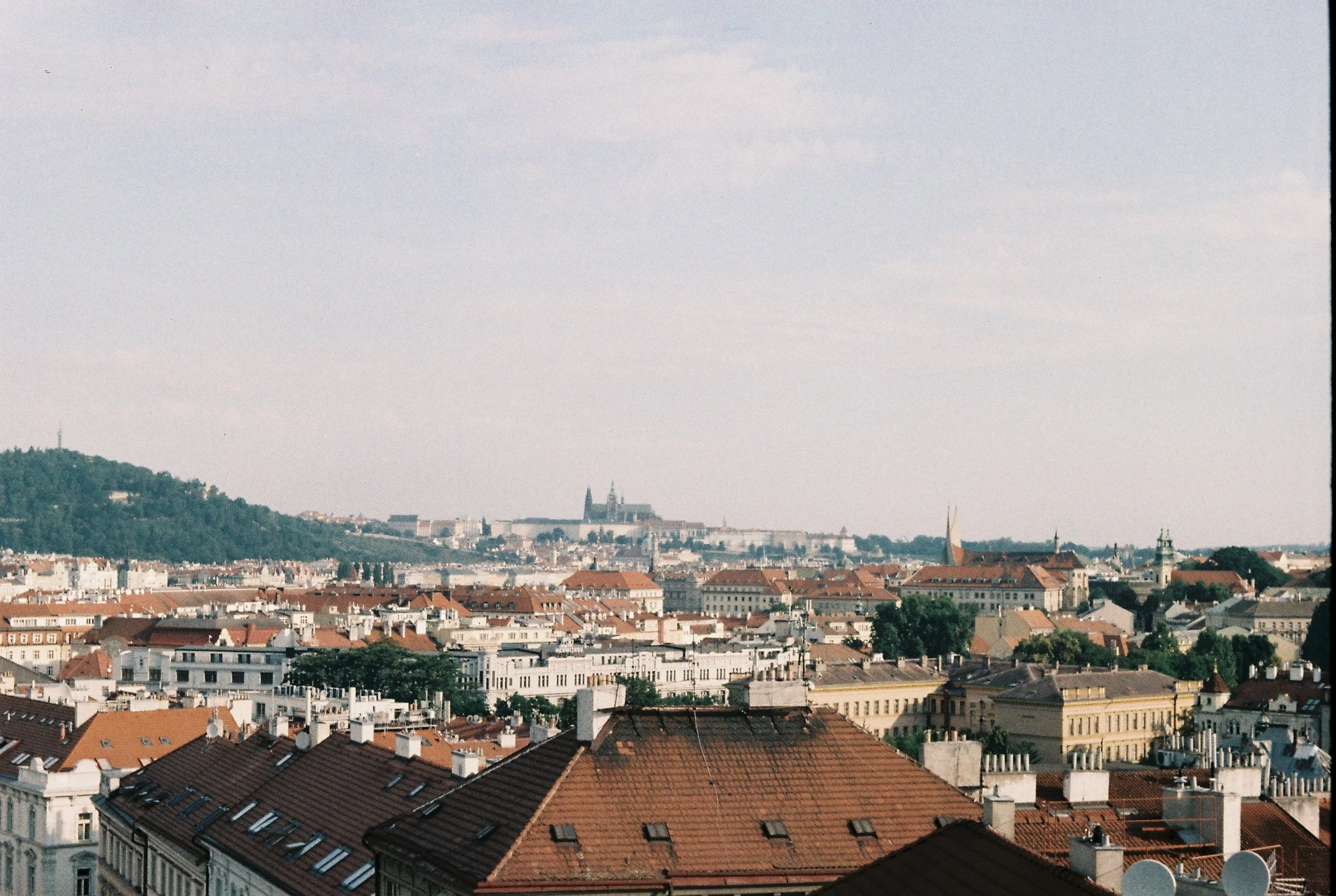  Vyšehrad again, with Prague Castle in the far distance. It just came back to me: all the outdoor shots on this roll were taken at Vyšehrad. ___ باز هم ویشهراد، با چشم‌اندازی به قلعه‌ی پراگ اون دوردست‌ها. تازه یادم اومد، همه‌ی عکس‌های بیرونی این رول 