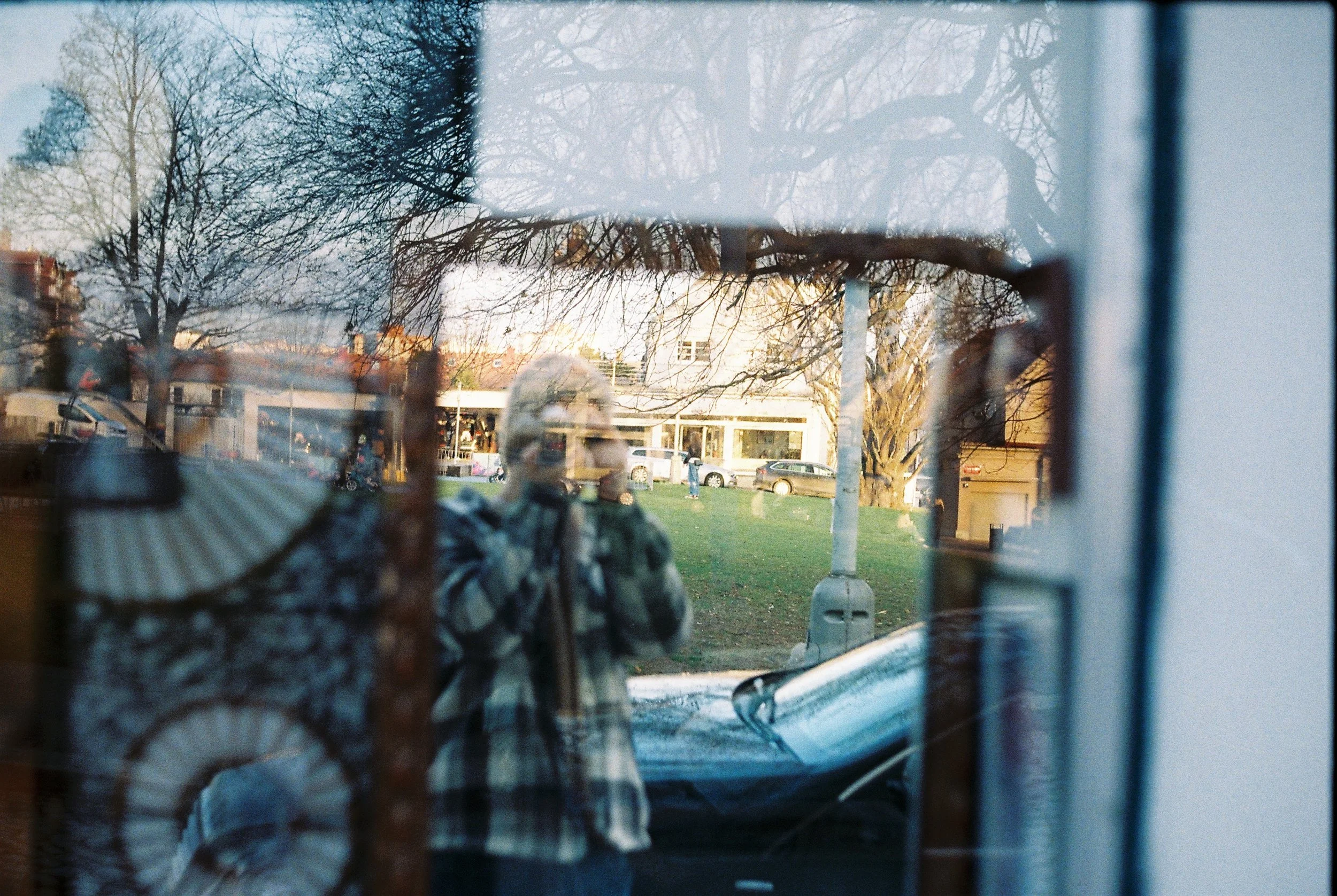  Photographing reflections in glass has its own fun vibe. Through the viewfinder you can clearly see which part of the subject is in focus, even in a reflection, and that was a real pleasure. _ عکاسی از انعکاس توی شیشه هم حس باحالی داره. توی ویزور به