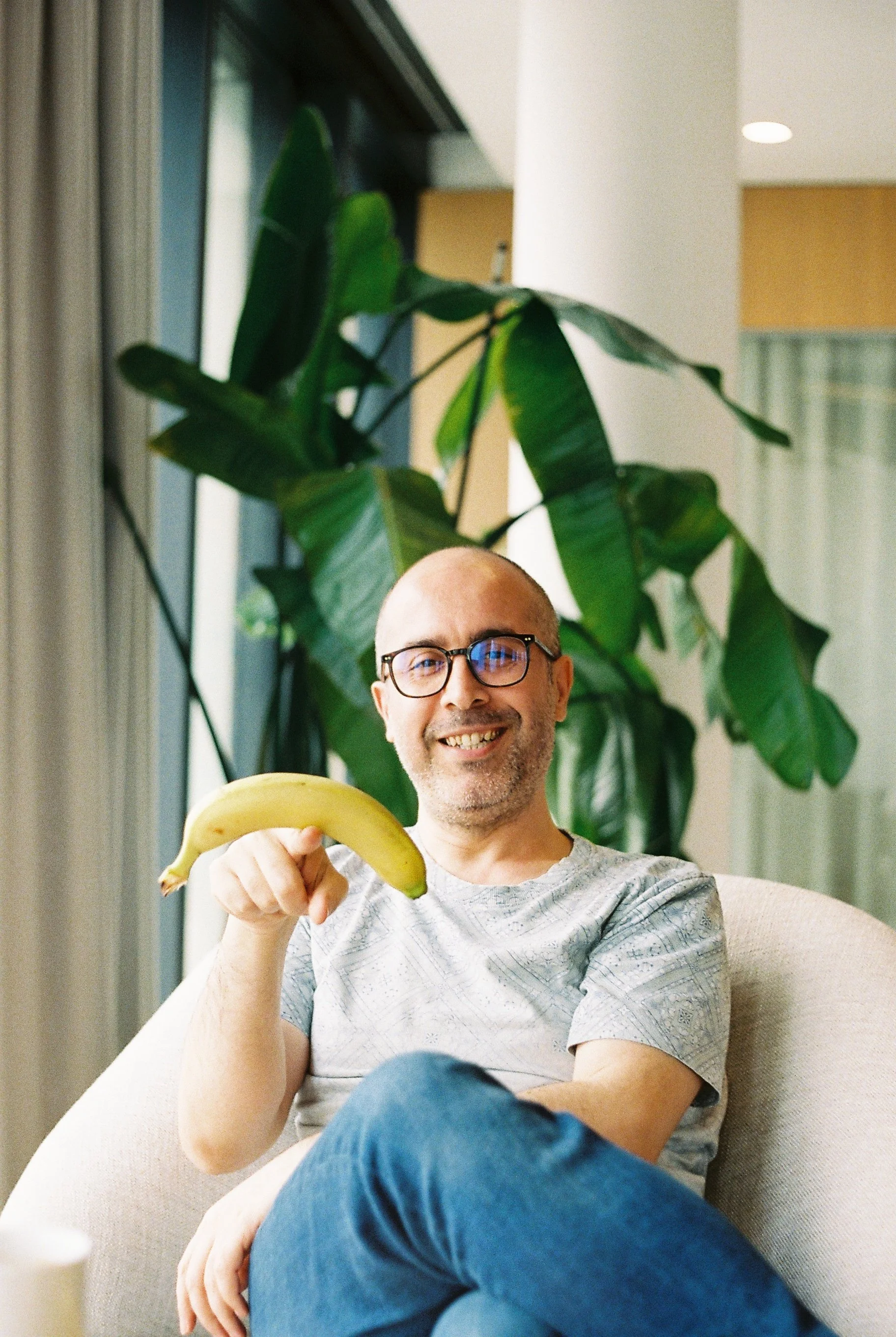  Omid balancing a banana, or a banana balancing Omid? Which one is it?  Just look at the colors and sharpness in these shots. This is the physical quality that happens on film as it reacts to exposure. In digital, you can’t capture this skin, these h